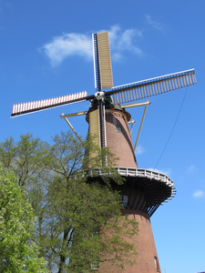 829636 Gezicht op het bovendeel van de molen Rijn en Zon aan de Adelaarstraat te Utrecht, met de gerestaureerde kap en ...